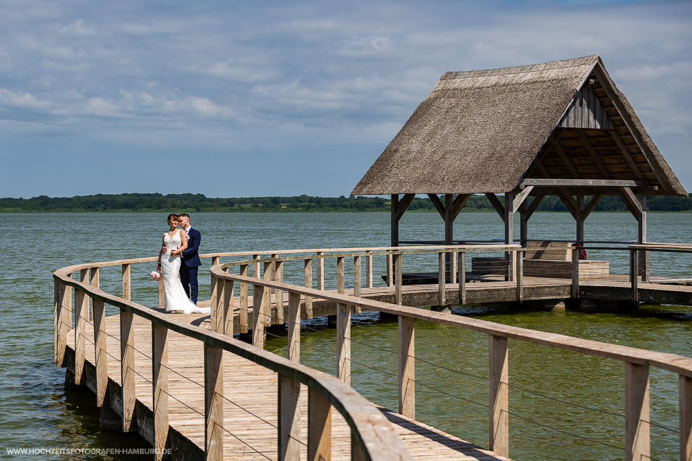 Hochzeit von Alex und Anna in Lübeck - Brautpaarshooting am Hemmelsdorfer See / Vitaly Nosov & Nikita Kret - Hochzeitsfotografie