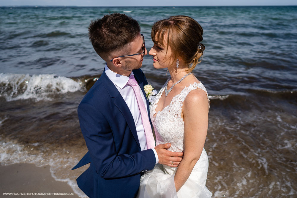 Hochzeit von Alex und Anna in Lübeck - Brautpaarshooting in Timmendorf Strand an der Ostsee / Vitaly Nosov & Nikita Kret - Hochzeitsfotografie